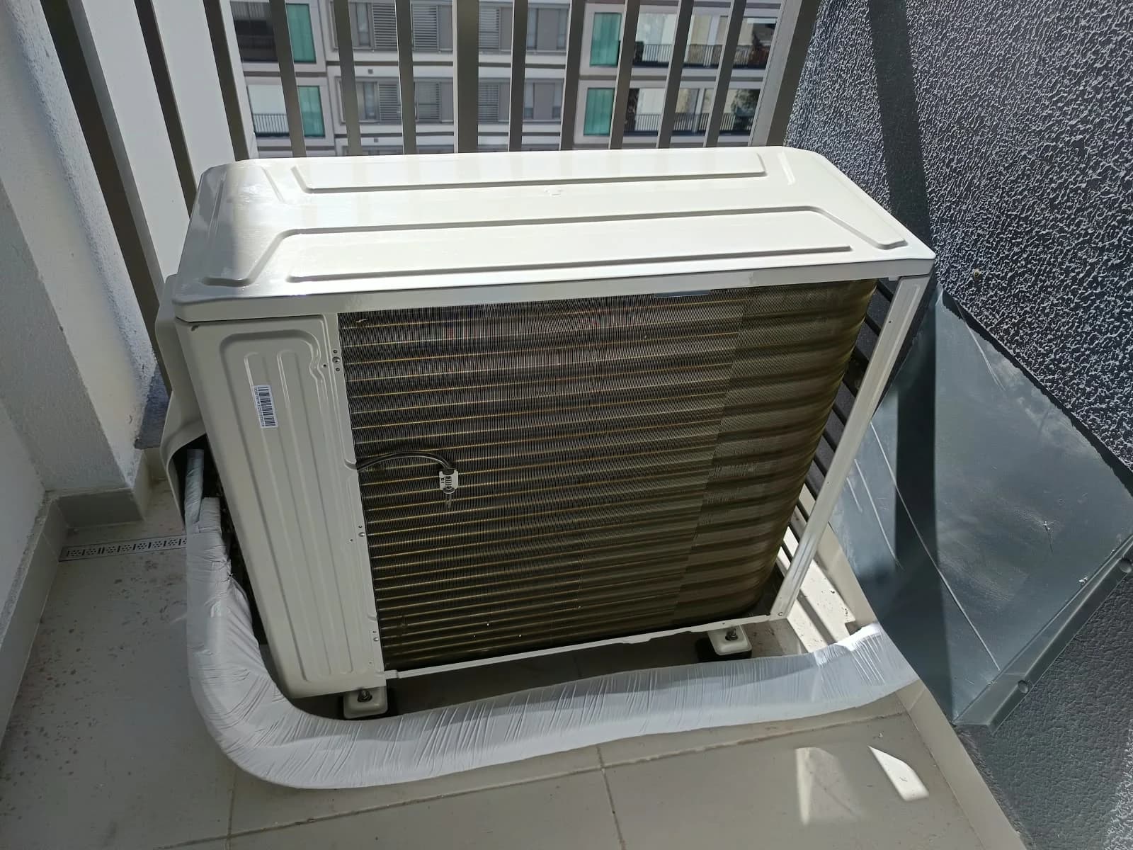 Unidade externa de climatização instalada em área técnica