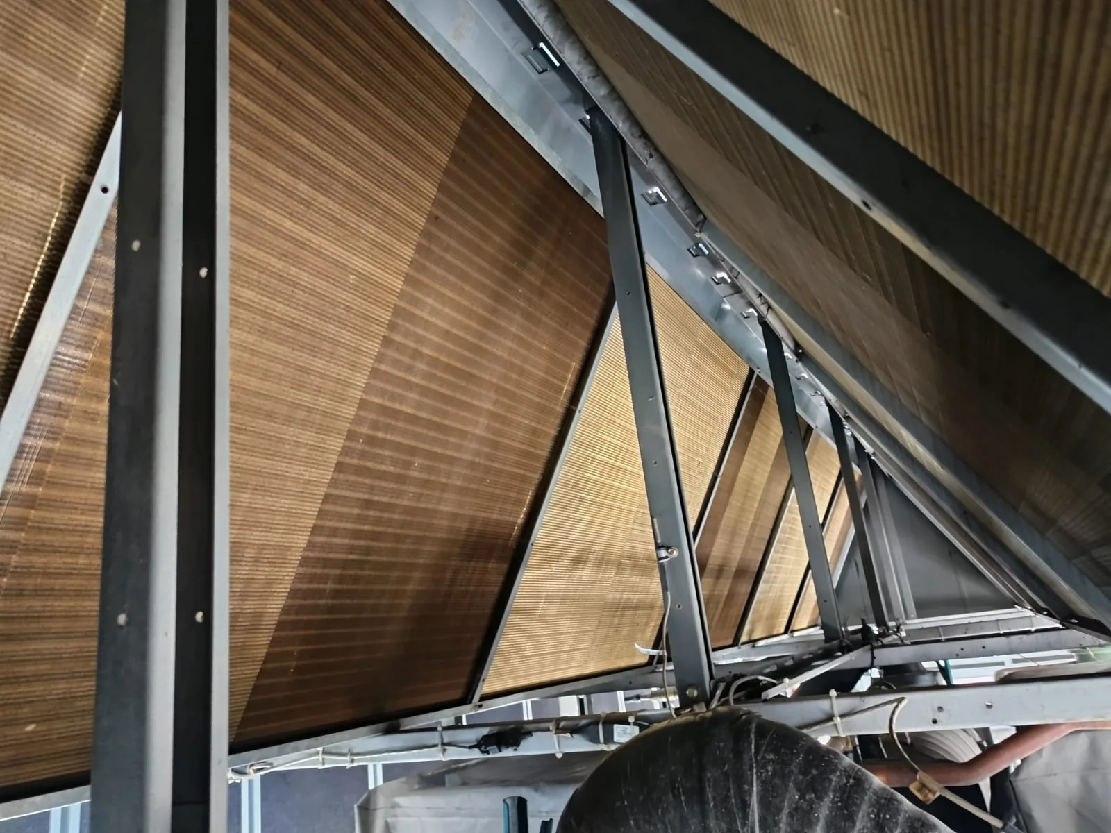 Painéis de troca térmica instalados em estrutura metálica