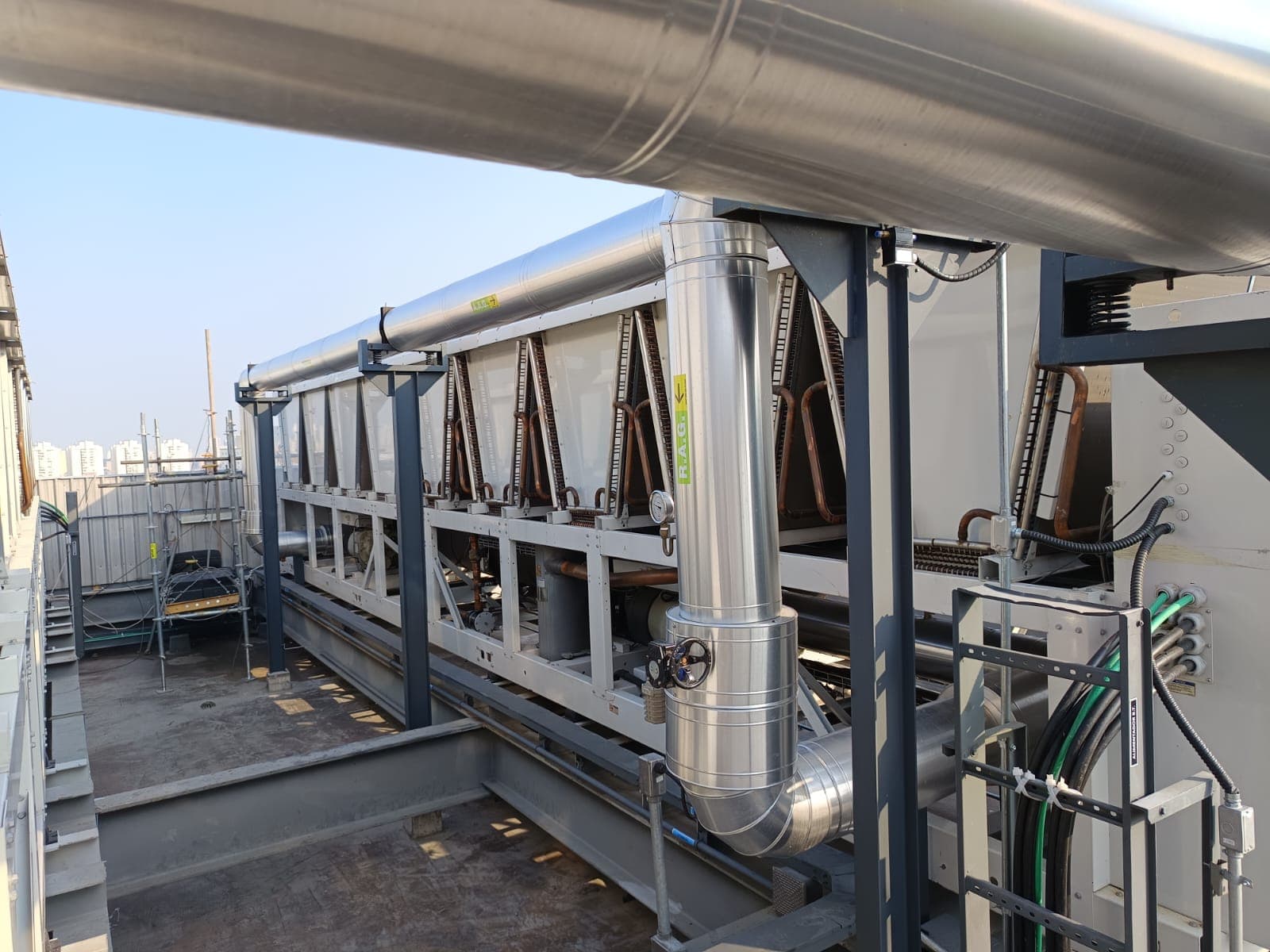 Chiller industrial em instalação técnica