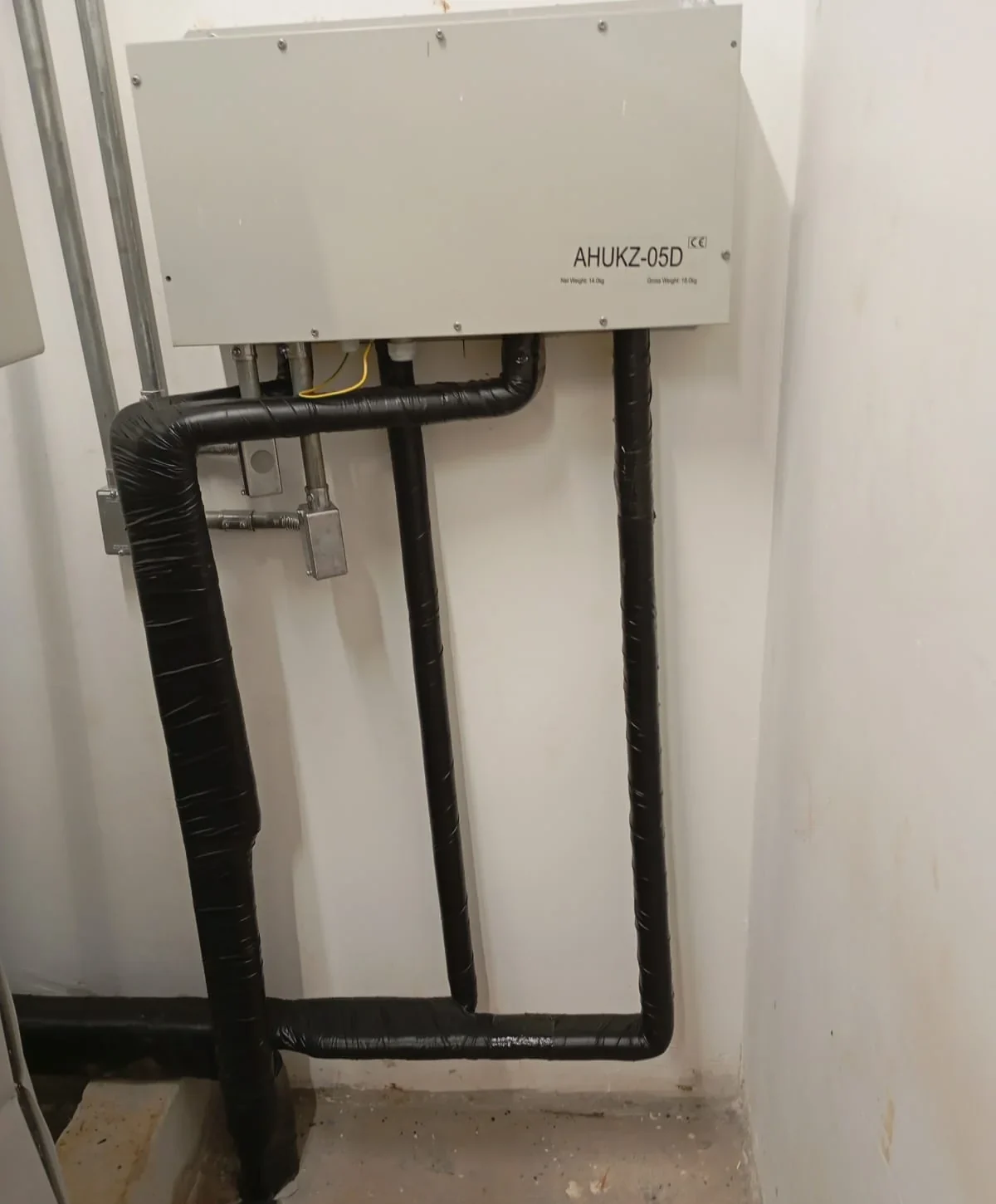 Unidade técnica conectada a linhas frigoríficas isoladas