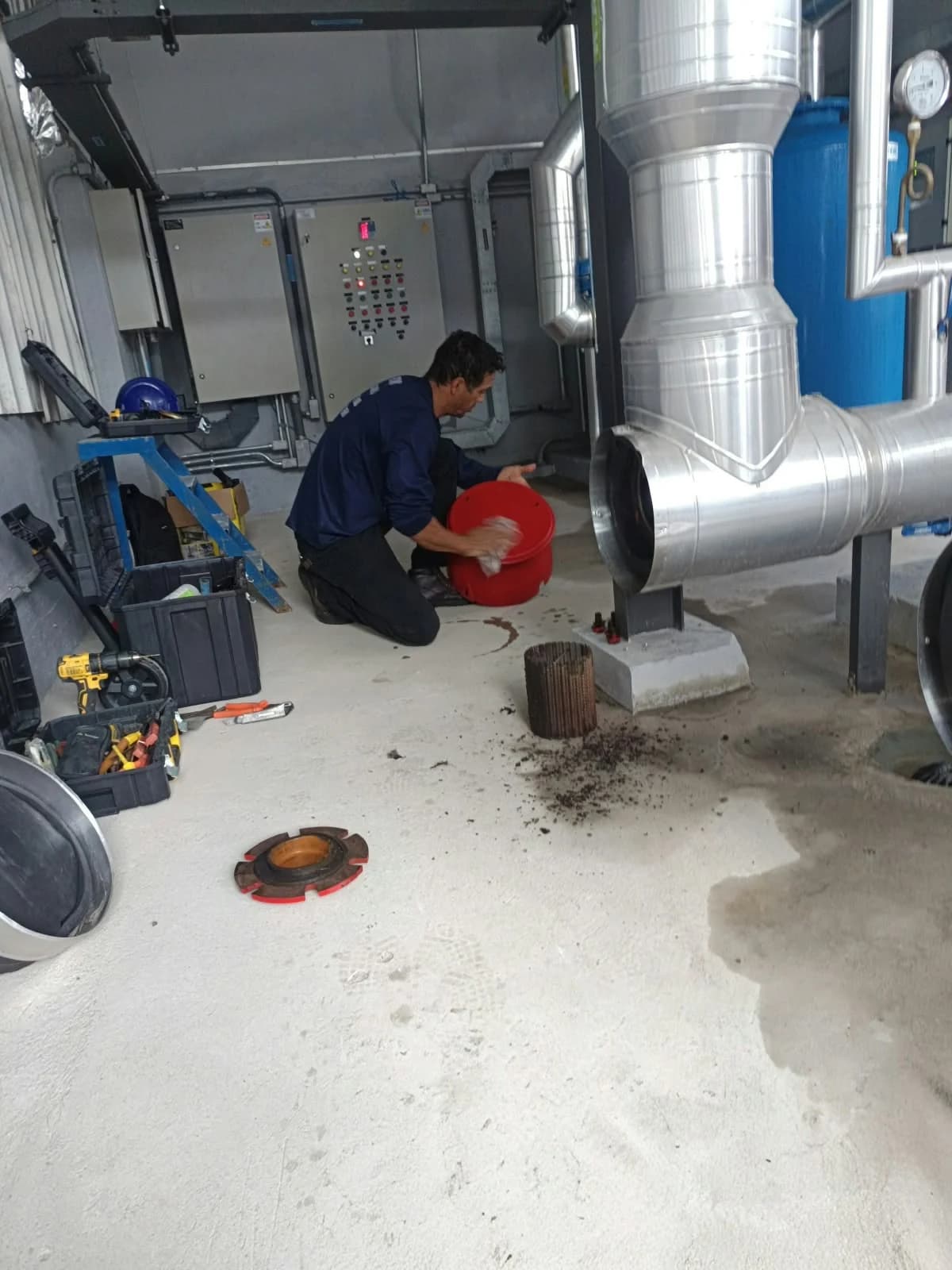 Profissional realizando manutenção técnica